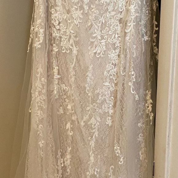 New with tag David’s Bridal wedding gown - Picture 6 of 8